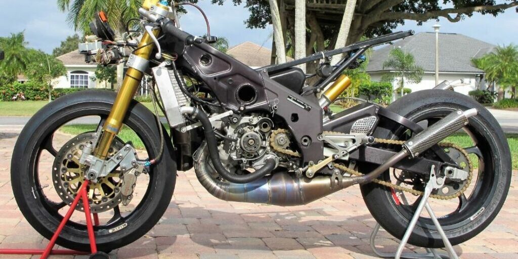 Yamaha-TZ250-009