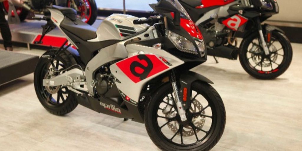 aprilia-rs-400-y-tuono-400-la-familia-crece-directomotor